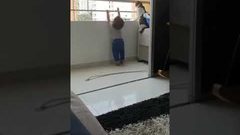 قطة تمنع طفلاً من تسلق شرفة منزله