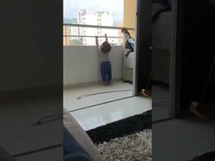 قطة تمنع طفلاً من تسلق شرفة منزله