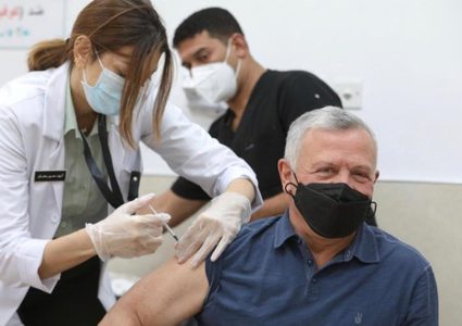 ملك الأردن يكشف عن مضاعفات لقاح كورونا التي عانى منها