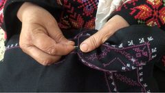 أم بسيل..تنسج حكاية حب الوطن على قطعة قماش