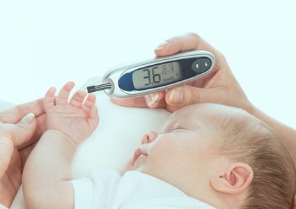 تعرف على أهم أسباب وأعراض نقص السكر لدى حديثي الولادة