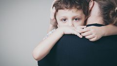 خجل الأطفال الصغار: أسبابه وطرق التغلب عليه