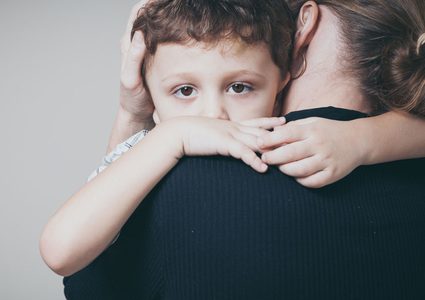 خجل الأطفال الصغار: أسبابه وطرق التغلب عليه