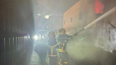 حريق كبير داخل مصنع اسفنج في الخليل