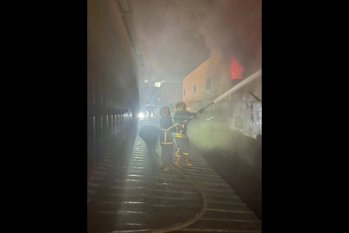 حريق كبير داخل مصنع اسفنج في الخليل