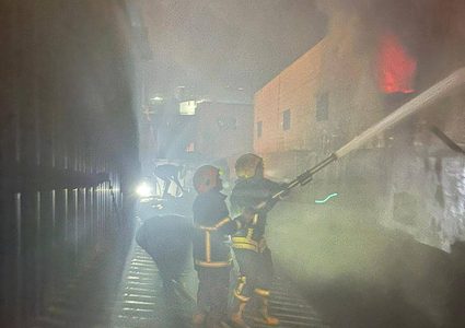 حريق كبير داخل مصنع اسفنج في الخليل