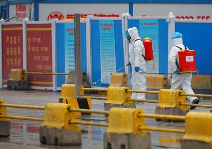 خبراء منظمة الصحة العالمية يزورون أول بؤرة لكورونا في الصين