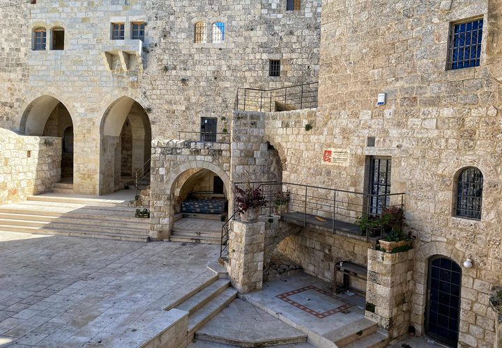 جولة في قلعة الخواجا وسط قرية نعلين غرب مدينة رام الله

تصوير : أيمن سوقي