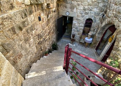 جولة في قلعة الخواجا وسط قرية نعلين غرب مدينة رام الله

تصوير : أيمن سوقي