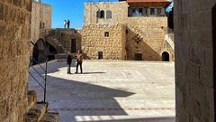 جولة في قلعة الخواجا وسط قرية نعلين غرب مدينة رام الله

تصوير : أيمن سوقي