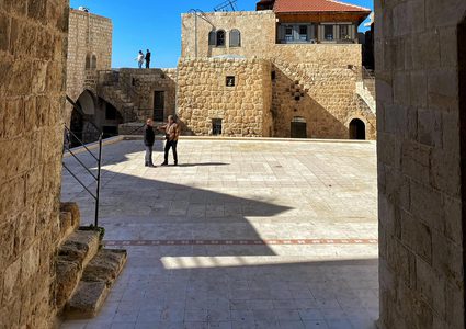 جولة في قلعة الخواجا وسط قرية نعلين غرب مدينة رام الله