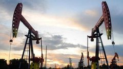 النفط يصعد رغم تعثر عمليات توزيع لقاحات كورونا