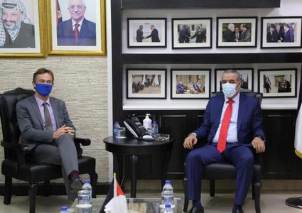 حسين الشيخ يبحث مع ممثل الاتحاد الأوروبي آخر التطورات السياسية