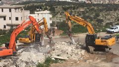 طولكرم: جرافات الاحتلال تهدم سورا في خربة جبارة