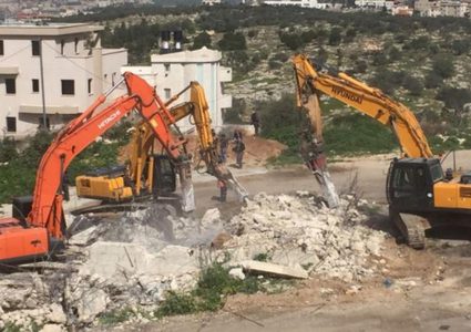 طولكرم: جرافات الاحتلال تهدم سورا في خربة جبارة