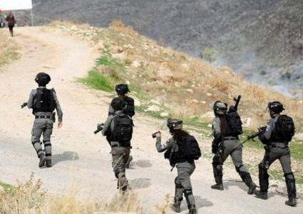 إصابة شابين برصاص الاحتلال خلال مواجهات شرق رام الله