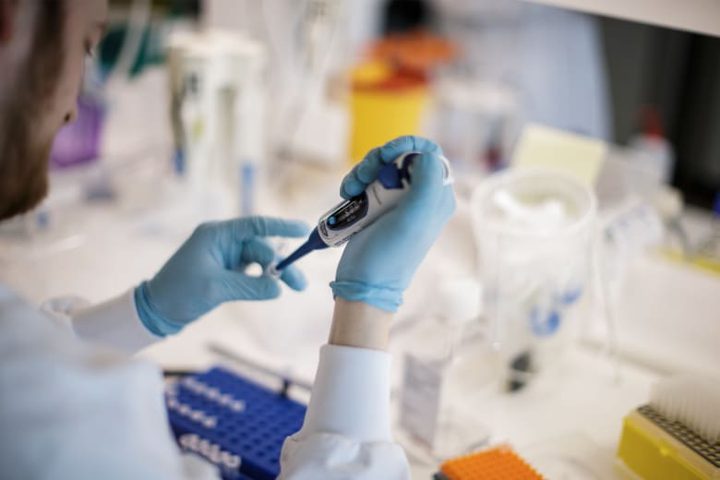 لماذا يصابُ بعض الأشخاص بكورونا بعد تلقي اللقاح؟