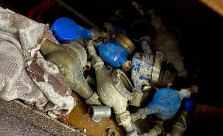 القبض على عصابة سرقة عدادات مياه في الخليل