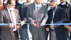 افتتاح طريقين ويضع حجر الأساس لآخر في محافظة الخليل