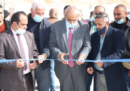 افتتاح طريقين ويضع حجر الأساس لآخر في محافظة الخليل