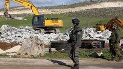 اخطارات بهدم ثلاثة منازل وحظيرة اغنام غرب يطا