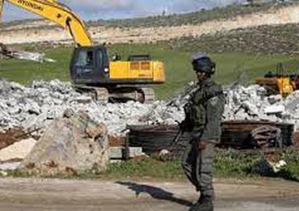 اخطارات بهدم ثلاثة منازل وحظيرة اغنام غرب يطا