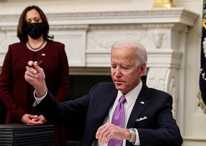 بايدن يوقع أوامر تنفيذية لإصلاح عملية الهجرة