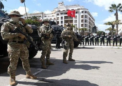 تونس: مقتل 4 جنود جراء انفجار لغم قرب الحدود مع الجزائر