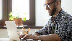 هل الملابس تؤثر على الإنتاجية عند العمل من المنزل؟