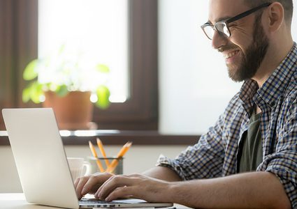 هل الملابس تؤثر على الإنتاجية عند العمل من المنزل؟