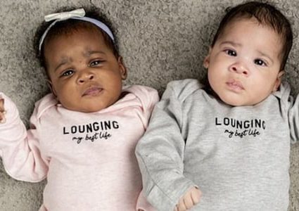 بريطانية تضع توأما مختلطي العرق