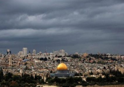 الطقس: أجواء غائمة مع تساقط الأمطار