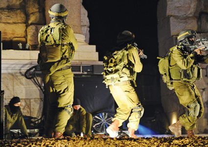 الخليل: الاحتلال يهدم منزلاً ويفتش عددا من المنازل