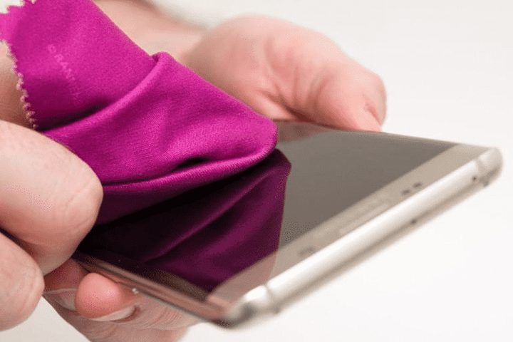 تجنبا لنقل العدوى.. أفضل طريقة لتنظيف الهاتف