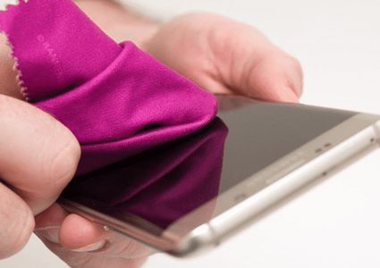 تجنبا لنقل العدوى.. أفضل طريقة لتنظيف الهاتف