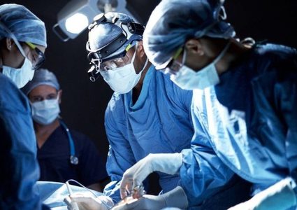 شاب أمريكي يصف شعوره بعد الخضوع لعملية زراعة الوجه والذراعين