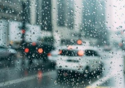 الطقس: استمرار المنخفض الجوي وأمطار فوق بعض المناطق