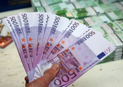 اليورو ينخفض إلى دون 90 روبلا للمرة الأولى في أسبوعين