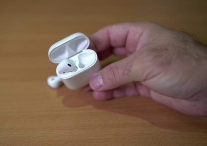 ابتلع سماعة "إيربود" أثناء نومه.. ولم يدرك الأمر إلا متأخرا