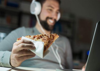 قاعدة واحدة تجعل تناول الطعام ليلا لا يسبب السمنة.. تعرفوا عليها