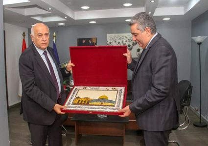 الرجوب يبحث التعاون المشترك مع رئيس الاتحاد المصري لكرة القدم