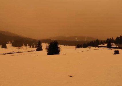 ثلوج الألب تتحول للون البرتقالي بسبب عاصفة رملية !