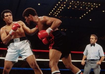 وفاة الملاكم الذي أذهل العالم بفوزه على الأسطورة محمد علي كلاي