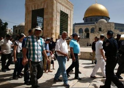 مستوطنون يقتحمون باحات الأقصى