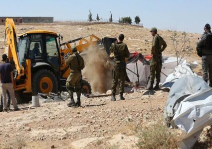 الاحتلال يداهم خربة حمصة وتشرع بتصوير الخيام بالاغوار الشمالية