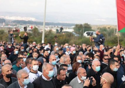 الآلاف يتظاهرون ضد الجريمة في طمرة