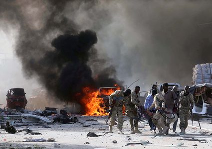 مقتل 12 من أفراد الأمن في هجوم بقنبلة وسط الصومال