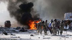 مقتل 12 من أفراد الأمن في هجوم بقنبلة وسط الصومال