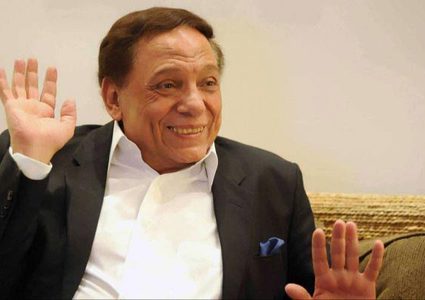 فتاة صينية تحاول تجسيد دور عادل الإمام في مسرحية