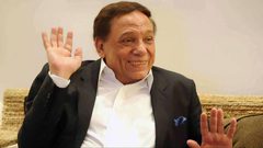 فتاة صينية تحاول تجسيد دور عادل الإمام في مسرحية